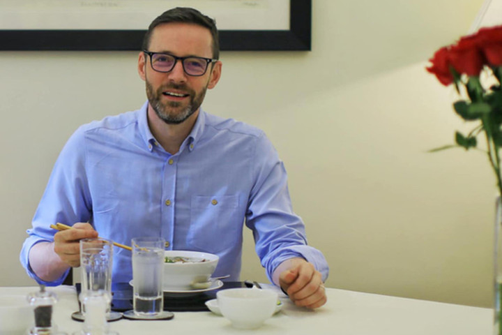 Đến Hà Nội nhận nhiệm vụ, tân Đại sứ Anh khen phở bò ngon tuyệt - 1