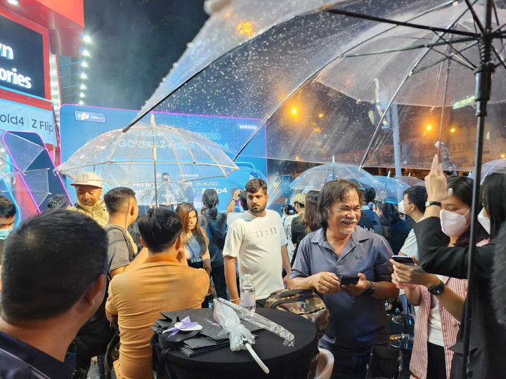 Ảnh: Nhiều người đội mưa nhận Galaxy Z Fold4 và Z Flip4 sớm - 1