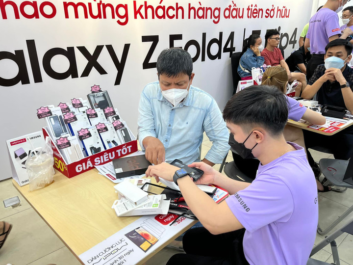 Ảnh: Nhiều người đội mưa nhận Galaxy Z Fold4 và Z Flip4 sớm - 6