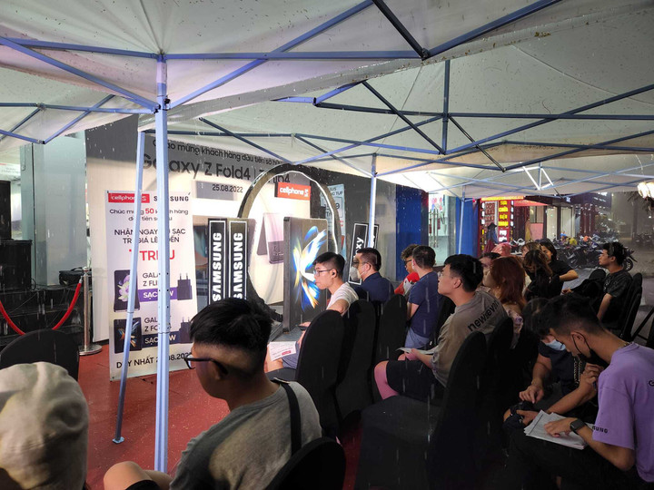 Ảnh: Nhiều người đội mưa nhận Galaxy Z Fold4 và Z Flip4 sớm - 5