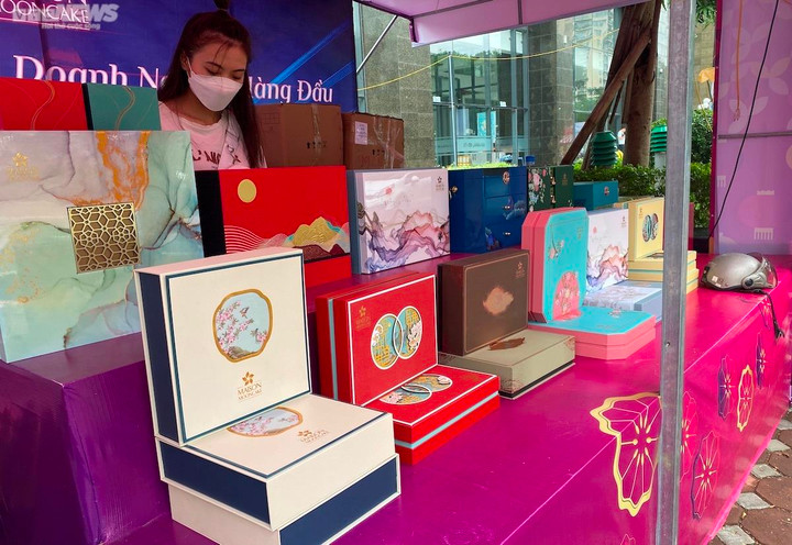 Dân thắt chặt chi tiêu, bánh trung thu vào mùa sớm vẫn ế ẩm - 2