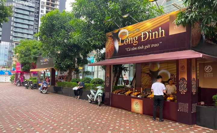 Dân thắt chặt chi tiêu, bánh trung thu vào mùa sớm vẫn ế ẩm - 12