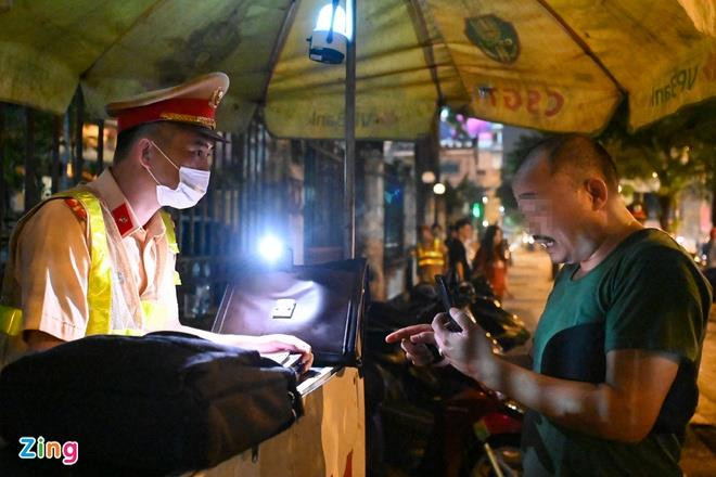 Vi phạm kịch khung nồng độ cồn, tài xế cãi 'chỉ dắt xe chứ không cầm lái' - 1