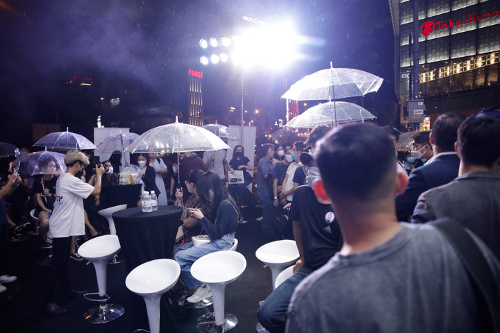 Ảnh: Nhiều người đội mưa nhận Galaxy Z Fold4 và Z Flip4 sớm - 3