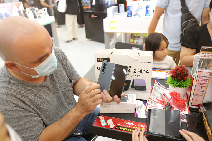 Ảnh: Nhiều người đội mưa nhận Galaxy Z Fold4 và Z Flip4 sớm - 2