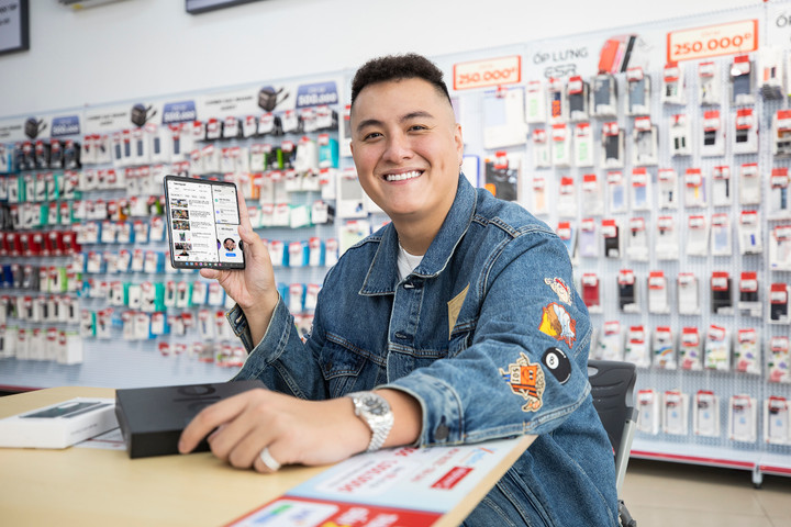 Ảnh: Nhiều người đội mưa nhận Galaxy Z Fold4 và Z Flip4 sớm - 4