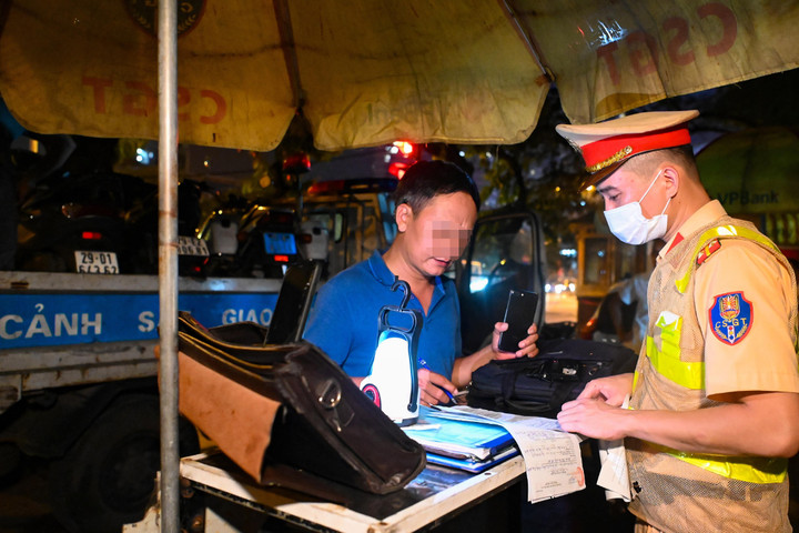 Vi phạm kịch khung nồng độ cồn, tài xế cãi 'chỉ dắt xe chứ không cầm lái' - 2