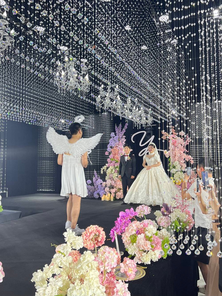 Em trai mặc váy hóa thiên thần trong ngày cưới của chị vì lý do đầy ‘xúc động’ - 1