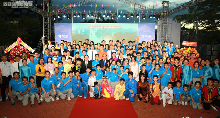 Chủ tịch nước dự 'Ngày hội tới trường' cùng 200 học sinh trường Hy Vọng - 10