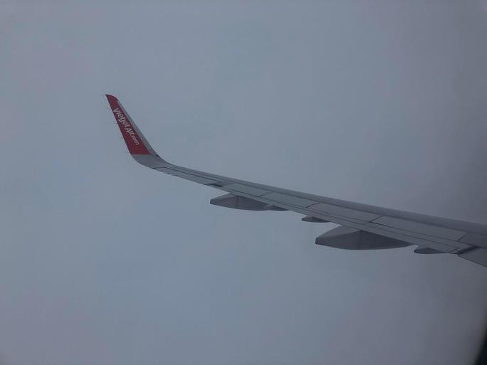 Máy bay bay 5 vòng không thể hạ cánh xuống TP.HCM, phải quay đầu ra Cam Ranh - 1