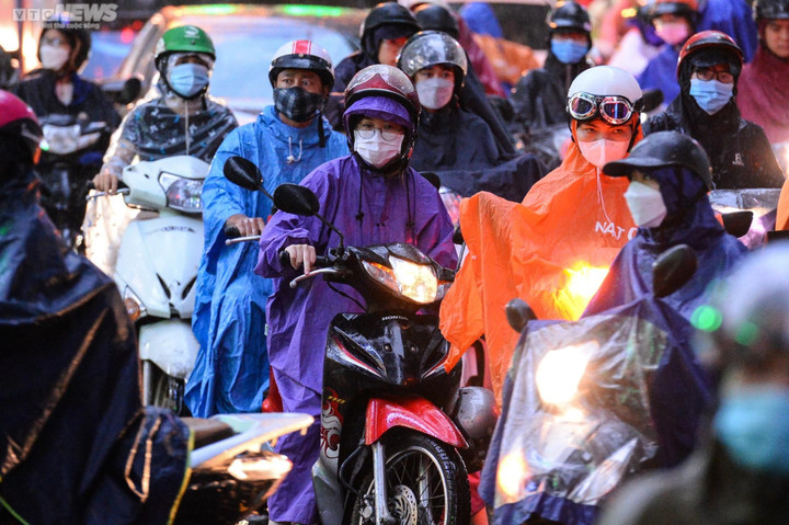 Áp thấp nhiệt đới suy yếu, mưa lớn ở Bắc Bộ và Thanh Hoá còn diễn biến phức tạp - 1