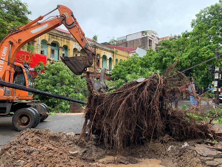 Ảnh: Nhiều tuyến đường ở Quảng Ninh bị cô lập, có nơi nước ngập sâu 2m - 9
