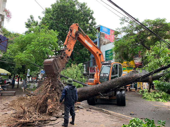 Ảnh: Nhiều tuyến đường ở Quảng Ninh bị cô lập, có nơi nước ngập sâu 2m - 10