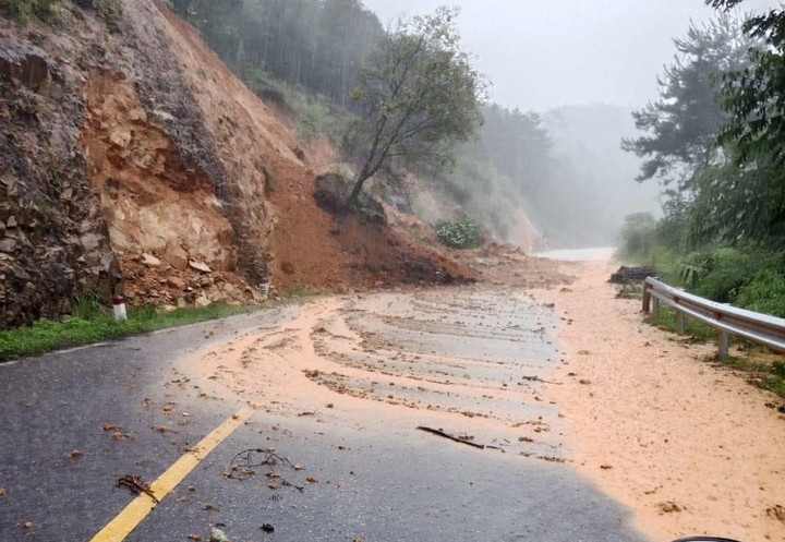 Ảnh: Nhiều tuyến đường ở Quảng Ninh bị cô lập, có nơi nước ngập sâu 2m - 4