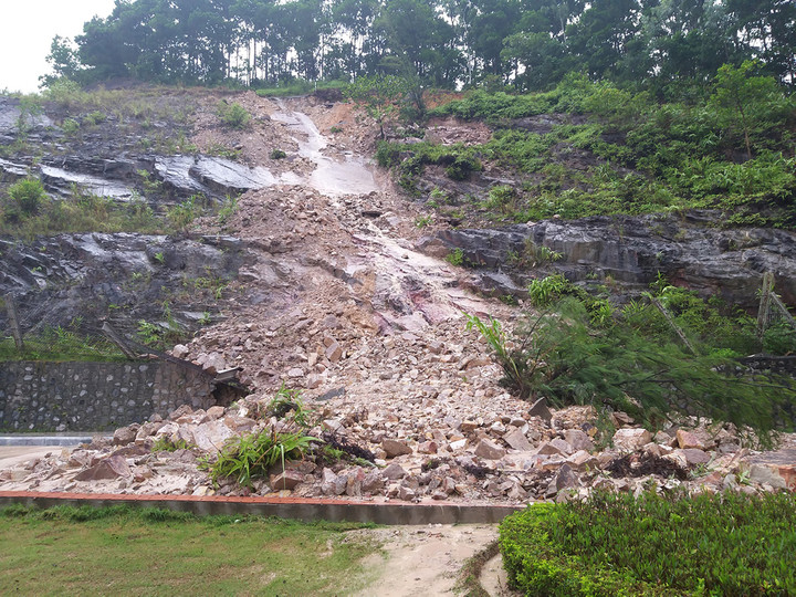 Ảnh: Nhiều tuyến đường ở Quảng Ninh bị cô lập, có nơi nước ngập sâu 2m - 5