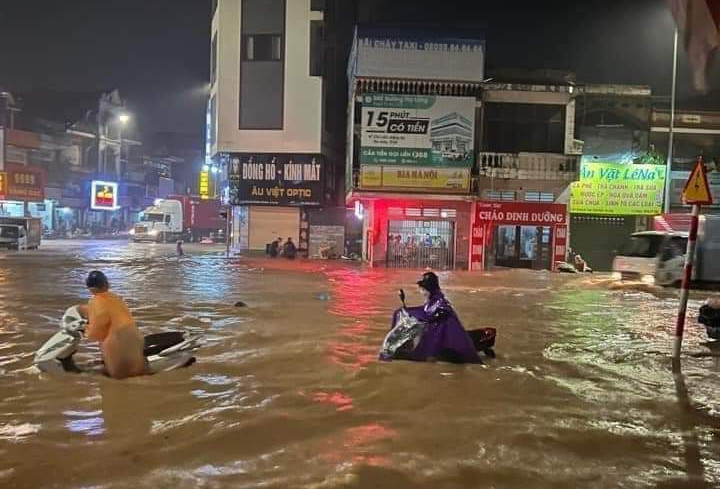 Ảnh: Nhiều tuyến đường ở Quảng Ninh bị cô lập, có nơi nước ngập sâu 2m - 6