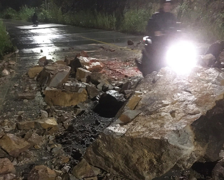 Ảnh: Nhiều tuyến đường ở Quảng Ninh bị cô lập, có nơi nước ngập sâu 2m - 7