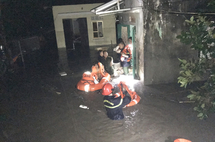 Ảnh: Nhiều tuyến đường ở Quảng Ninh bị cô lập, có nơi nước ngập sâu 2m - 8