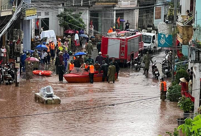 Ảnh: Nhiều tuyến đường ở Quảng Ninh bị cô lập, có nơi nước ngập sâu 2m - 1