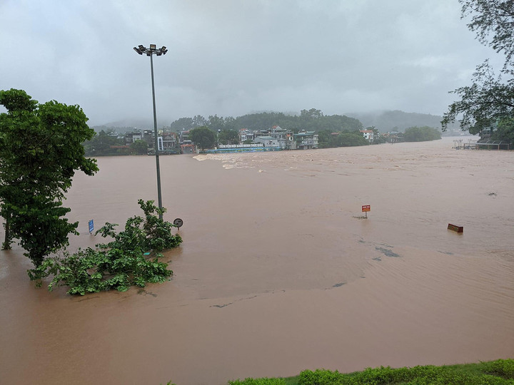 Ảnh: Nhiều tuyến đường ở Quảng Ninh bị cô lập, có nơi nước ngập sâu 2m - 3