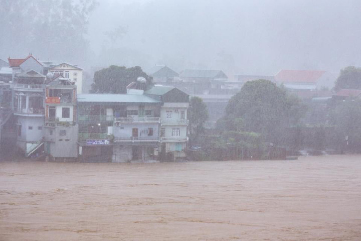 Ảnh: Nhiều tuyến đường ở Quảng Ninh bị cô lập, có nơi nước ngập sâu 2m - 2