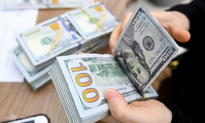 USD ‘chợ đen’ lao dốc, ngân hàng vẫn neo cao - 1