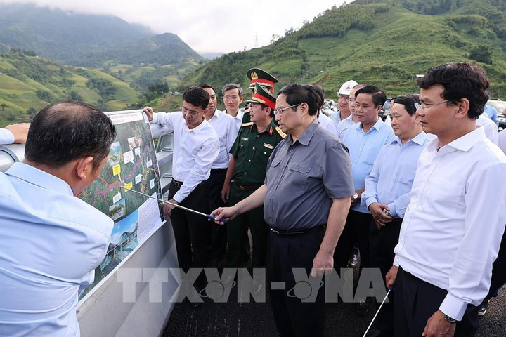 Thủ tướng khảo sát các công trình, dự án trọng điểm tại tỉnh Lào Cai - 2