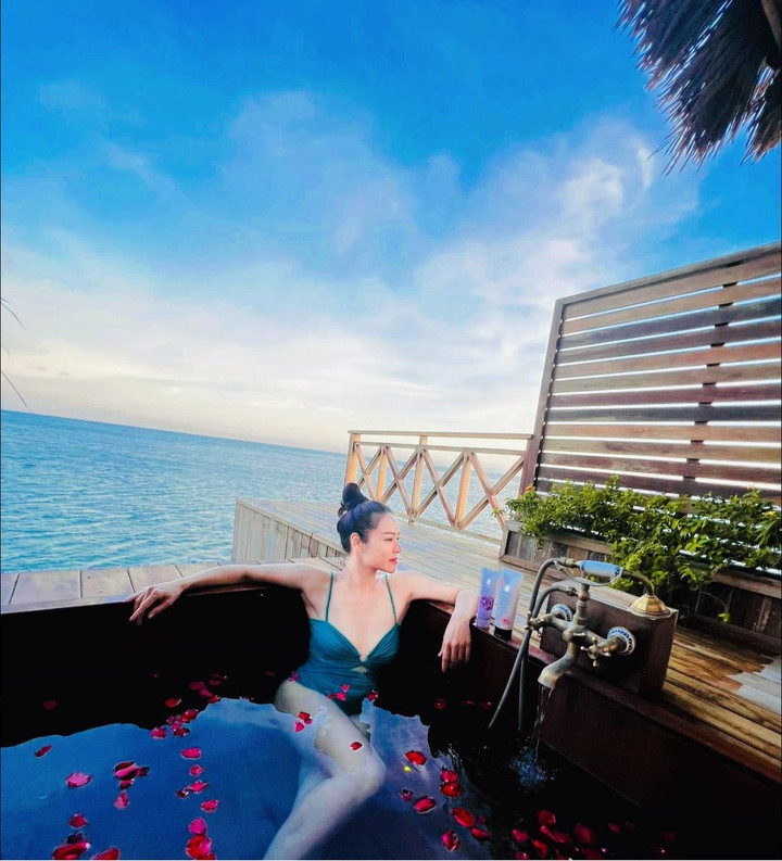 Sao Việt 28/8: Angela Phương Trinh đẹp như nữ thần sau khi bị chê 'đô con' - 4