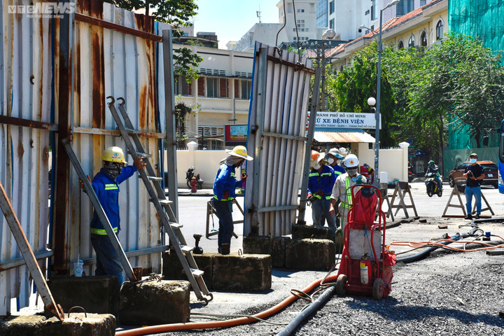 Tháo dỡ 'lô cốt' cuối đường Lê Lợi, chợ Bến Thành lộ diện sau 7 năm rào chắn - 11