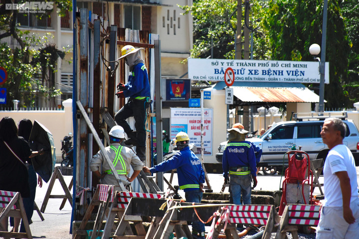 Tháo dỡ 'lô cốt' cuối đường Lê Lợi, chợ Bến Thành lộ diện sau 7 năm rào chắn - 5