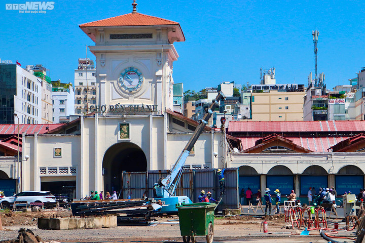 Tháo dỡ 'lô cốt' cuối đường Lê Lợi, chợ Bến Thành lộ diện sau 7 năm rào chắn - 6