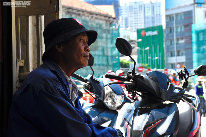 Tháo dỡ 'lô cốt' cuối đường Lê Lợi, chợ Bến Thành lộ diện sau 7 năm rào chắn - 7