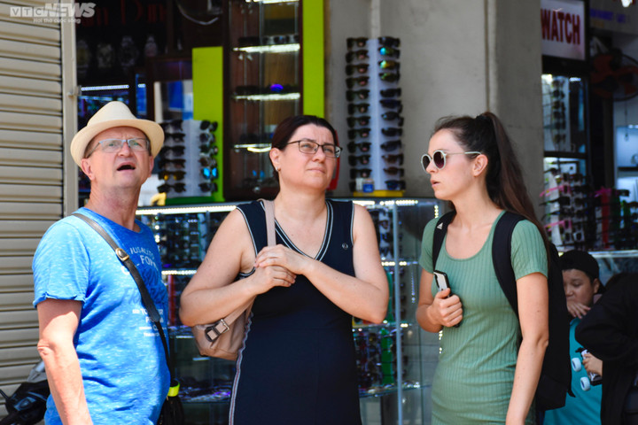 Tháo dỡ 'lô cốt' cuối đường Lê Lợi, chợ Bến Thành lộ diện sau 7 năm rào chắn - 9