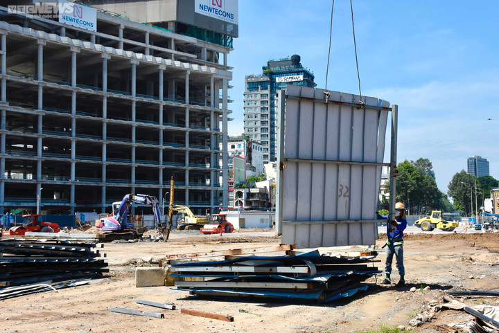 Tháo dỡ 'lô cốt' cuối đường Lê Lợi, chợ Bến Thành lộ diện sau 7 năm rào chắn - 10