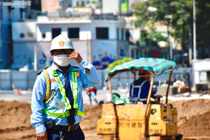 Tháo dỡ 'lô cốt' cuối đường Lê Lợi, chợ Bến Thành lộ diện sau 7 năm rào chắn - 4
