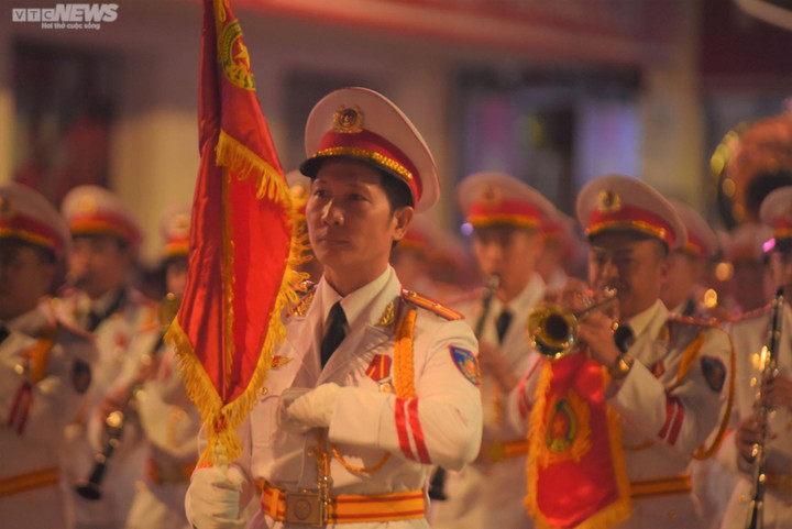 Nghìn người về phố đi bộ Nguyễn Huệ xem Đoàn Quân nhạc biểu diễn mừng Quốc khánh - 5