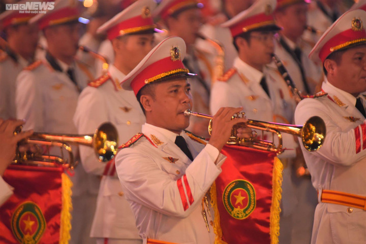 Nghìn người về phố đi bộ Nguyễn Huệ xem Đoàn Quân nhạc biểu diễn mừng Quốc khánh - 12