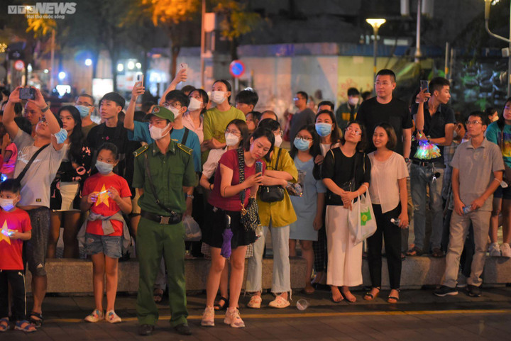 Nghìn người về phố đi bộ Nguyễn Huệ xem Đoàn Quân nhạc biểu diễn mừng Quốc khánh - 3