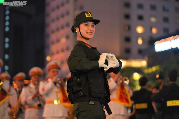 Nghìn người về phố đi bộ Nguyễn Huệ xem Đoàn Quân nhạc biểu diễn mừng Quốc khánh - 4