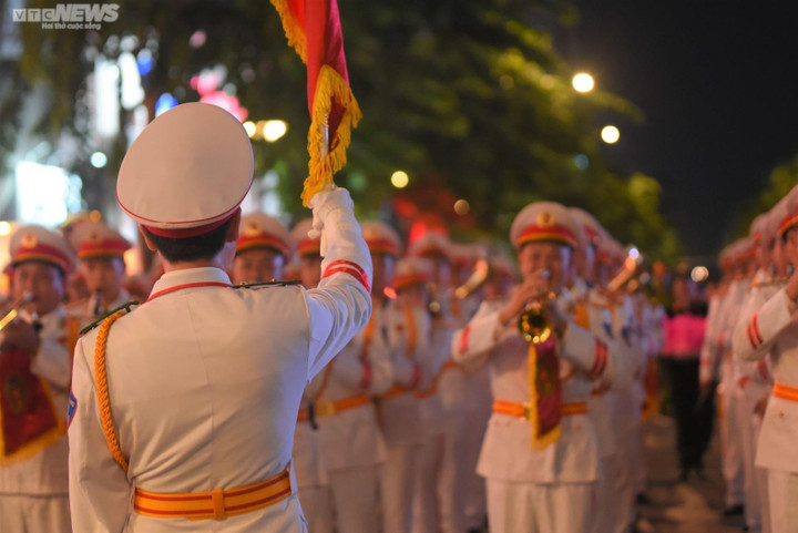 Nghìn người về phố đi bộ Nguyễn Huệ xem Đoàn Quân nhạc biểu diễn mừng Quốc khánh - 8