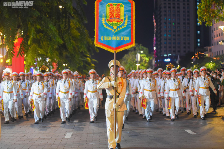 Nghìn người về phố đi bộ Nguyễn Huệ xem Đoàn Quân nhạc biểu diễn mừng Quốc khánh - 1