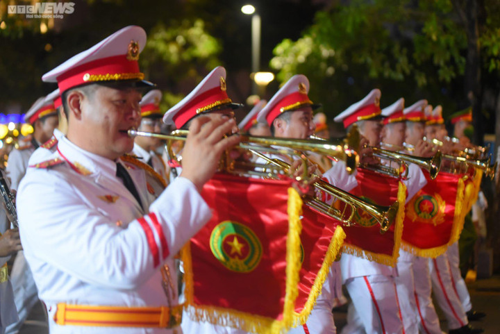 Nghìn người về phố đi bộ Nguyễn Huệ xem Đoàn Quân nhạc biểu diễn mừng Quốc khánh - 13