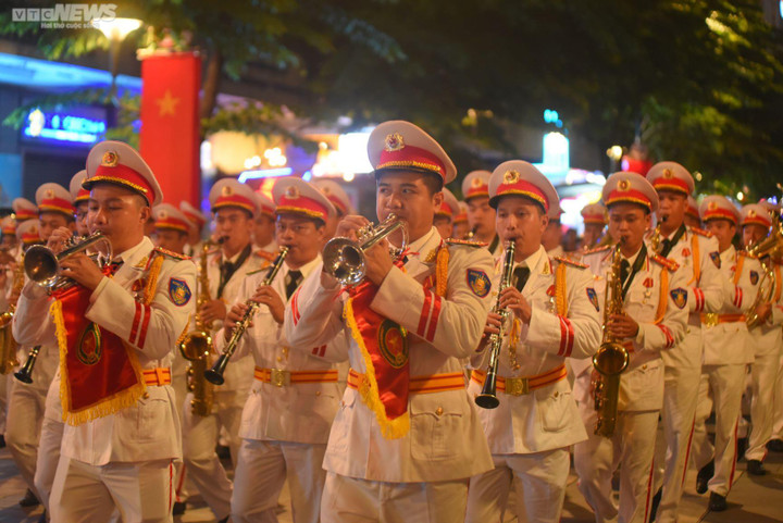 Nghìn người về phố đi bộ Nguyễn Huệ xem Đoàn Quân nhạc biểu diễn mừng Quốc khánh - 11