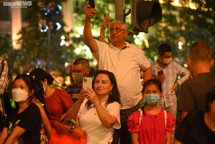 Nghìn người về phố đi bộ Nguyễn Huệ xem Đoàn Quân nhạc biểu diễn mừng Quốc khánh - 7