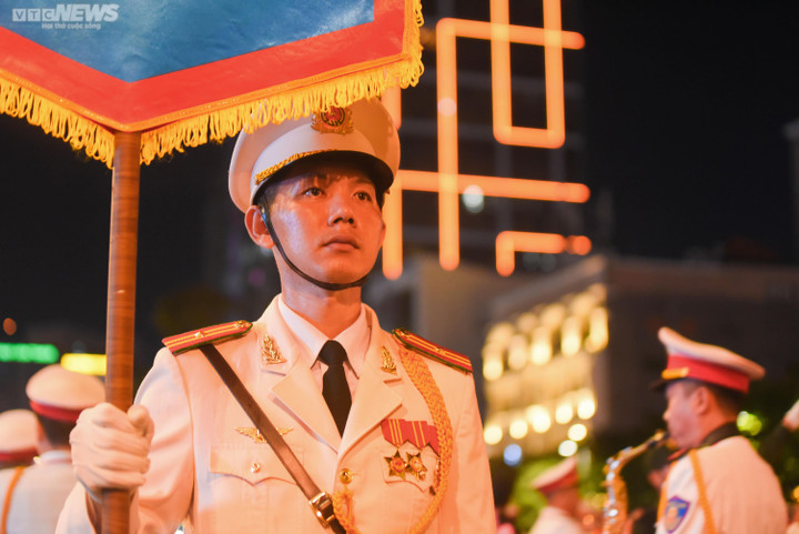 Nghìn người về phố đi bộ Nguyễn Huệ xem Đoàn Quân nhạc biểu diễn mừng Quốc khánh - 2