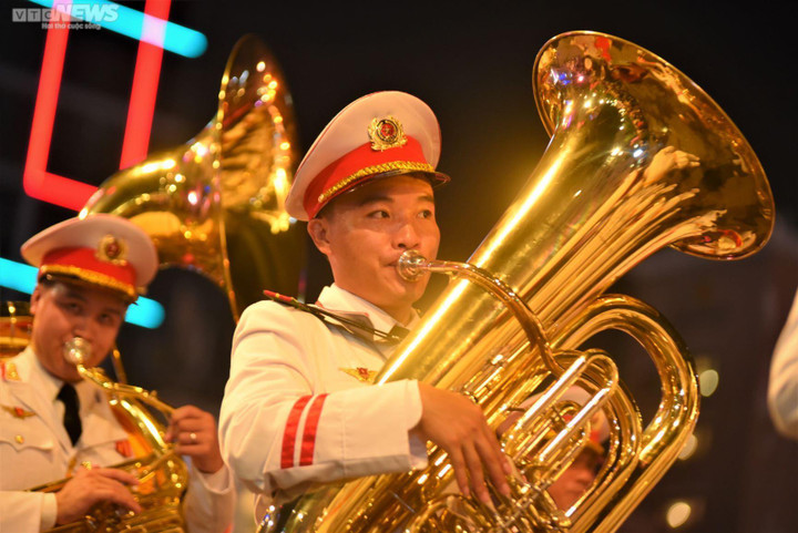 Nghìn người về phố đi bộ Nguyễn Huệ xem Đoàn Quân nhạc biểu diễn mừng Quốc khánh - 10