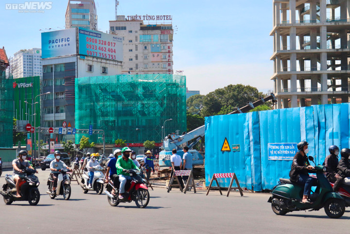 Tháo dỡ 'lô cốt' cuối đường Lê Lợi, chợ Bến Thành lộ diện sau 7 năm rào chắn - 12