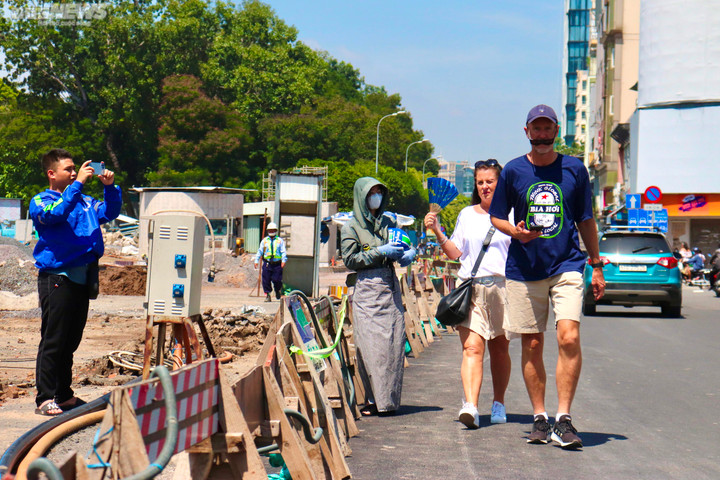 Tháo dỡ 'lô cốt' cuối đường Lê Lợi, chợ Bến Thành lộ diện sau 7 năm rào chắn - 8