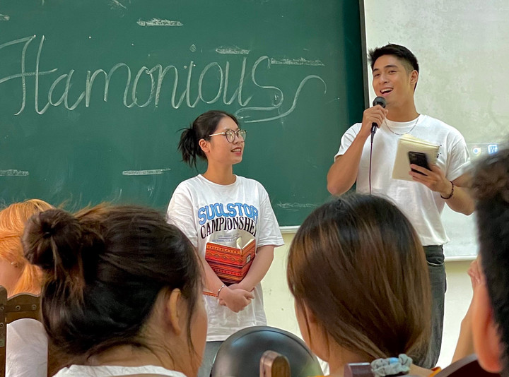 Nam sinh trường Báo gây sốt với bức ảnh thuyết trình - 1