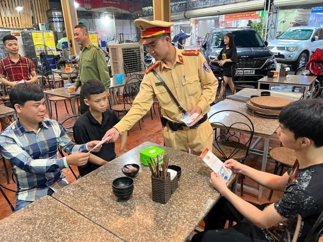 Một quận ở Hà Nội lập tổ xe ôm miễn phí đưa người say rượu bia về nhà - 1